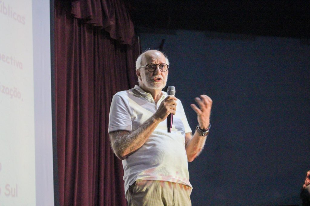 Prof. Antônio Carlos Osório (UFMS) em palestra sobre Política Nacional de Educação Especial na Perspectiva da Inclusão realizada no Centro de Cultural João Gilberto.