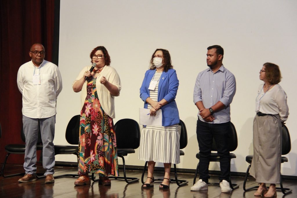 Mesa de instalação do 1º dia com representantes da Secretaria de Acessibilidade e Inclusão (SAIN/UNEB), Diretora do DCH III, Núcleo de Acessibilidade e Inclusão (NAI /UNIVASF), Núcleo Territorial de Educação (NTE 10), Secretaria Municipal de Educação e Juventude (SEDUC/Juazeiro-BA).